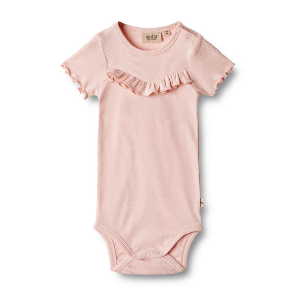 Wheat kortærmet rib body EDITH - Rose ballet-Body-Wheat-Ollifant.dk